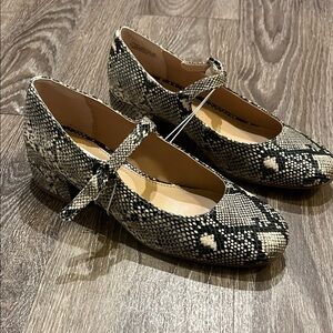 Steve Madden Black and White Jodee Snakeskin Flats